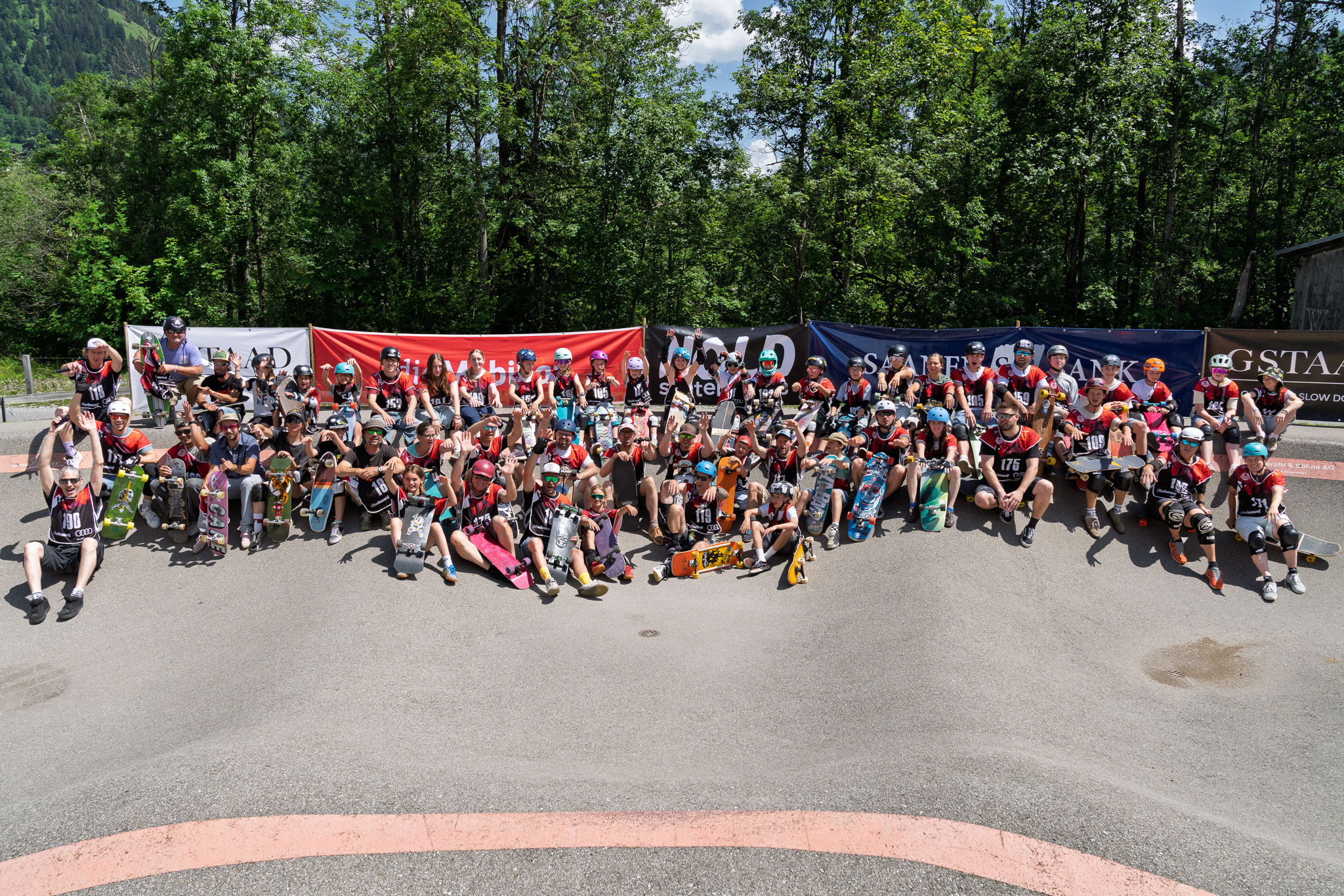 Skateboard-Fahrer beim Mountainpump Pumptrack Rennen 2026 in Saanen im Berner Oberland